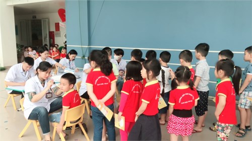 Trường mầm non Ngọc Thụy phối hợp trạm y tế Phường khám sức khỏe đợt 2 cho trẻ